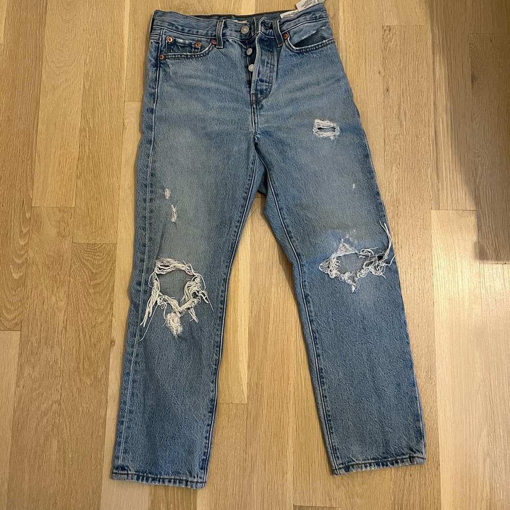 Medium wash Levi’s “wedgie straight” jeans